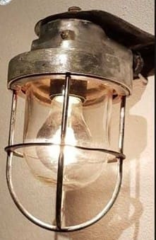 brandende kooilamp met dik glas