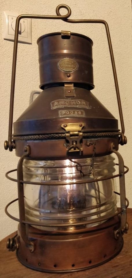 R.C. Murray & Co scheepslamp van koper met goed zichtbare messing details op de lamp.