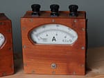 Oude Amperemeter van NIEAF met houten behuizing