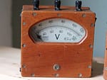 Oude Voltmeter van NIEAF met houten behuizing
