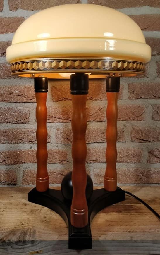 Tafellamp van Temde Leuchten uit duitsland staande op een tafel met brandend peertje