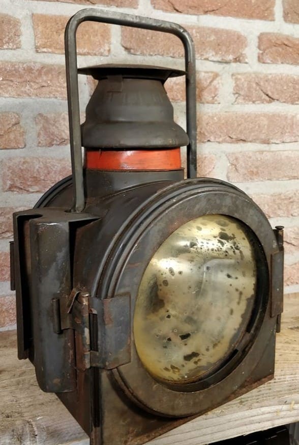 Wagonlamp welke werkt op gas en afkomstig uit duitsland. Met verweerd glas