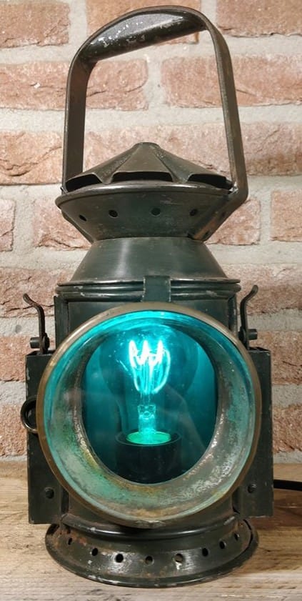 Brandend spoorweglamp met blauw glas van Wakefield uit birmingham