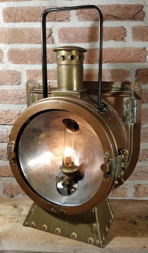 brandende locomotief lamp van koper en messing. Deze lamp is een replica