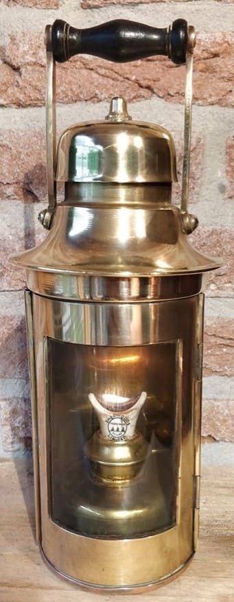 Een mooie messing kompaslamp waarbij sherwood limited is vermeld op de lonthouder welke u mooi ziet branden.