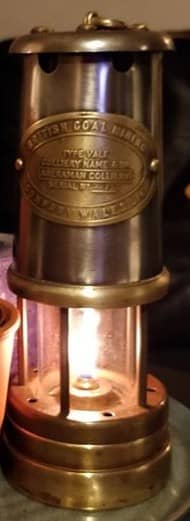 brandende replica mijnlamp uit Wales van de British Coal Mining Company
