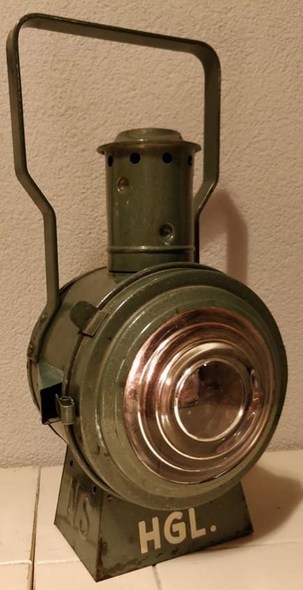 NS seinlamp welke werkt op olie. Onder de lamp ziet u de letters HGL