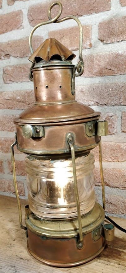 Koperen ankerlicht welke duidelijke messing details op de lamp bevat