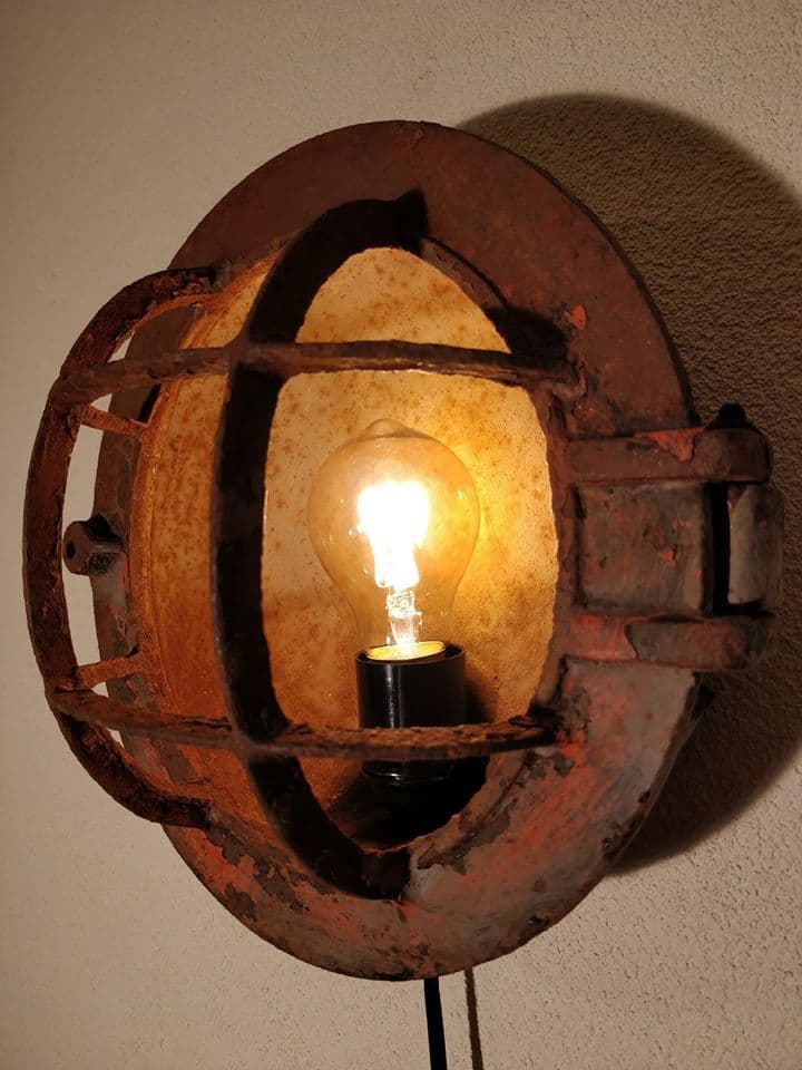kooilamp met prachtige oude verflagen wat het een industriële look geeft