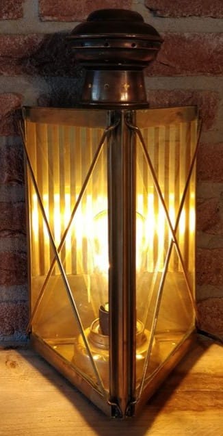 Machinekamer lamp van messing met brandend licht
