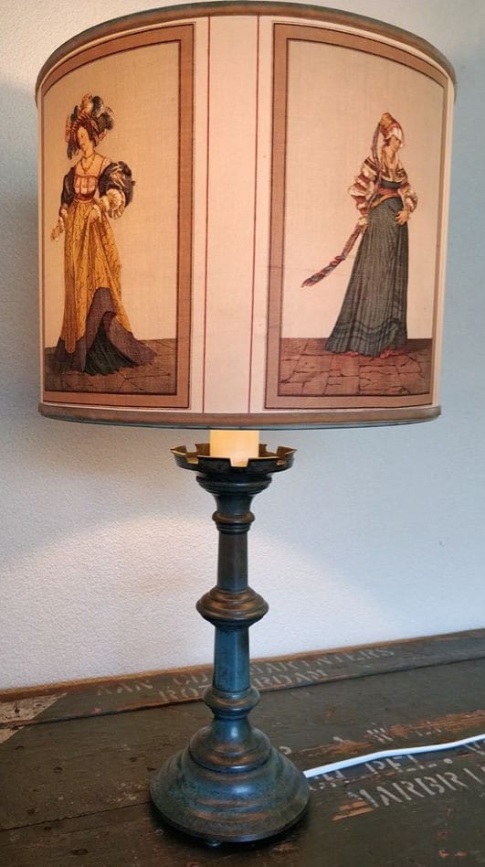Victoriaanse lamp waarbij vrouwen in jurk op de lampenkap zijn te zien