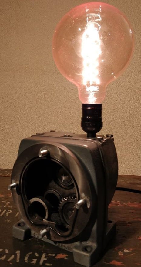 Brandende unieke lamp welke gemaakt is van een tandwielkast