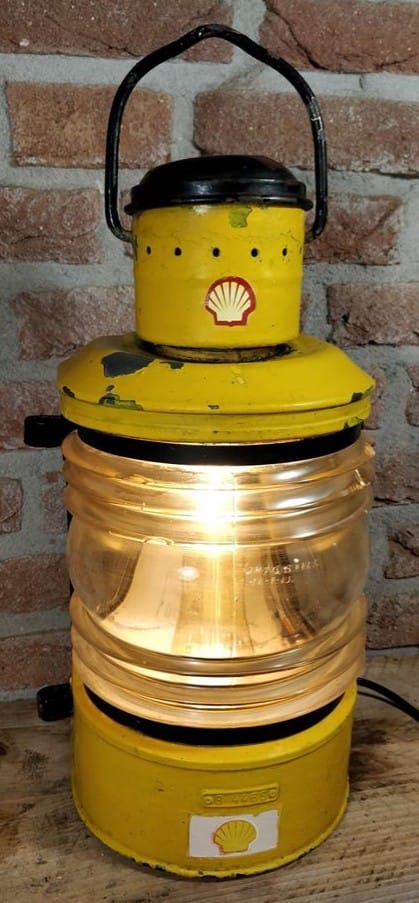 Een gele toplicht van zink met duidelijk het shell logo