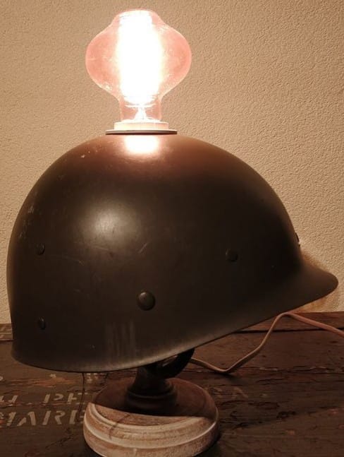 Bijzondere lamp van een oude legerhelm welke gedragen is door J. Turnhout
