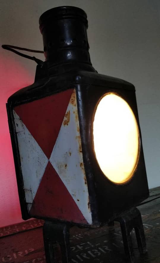 Wagonlamp met rood en witte vlak afkomstig uit Duitsland. Van Deutsche Bundesbahn
