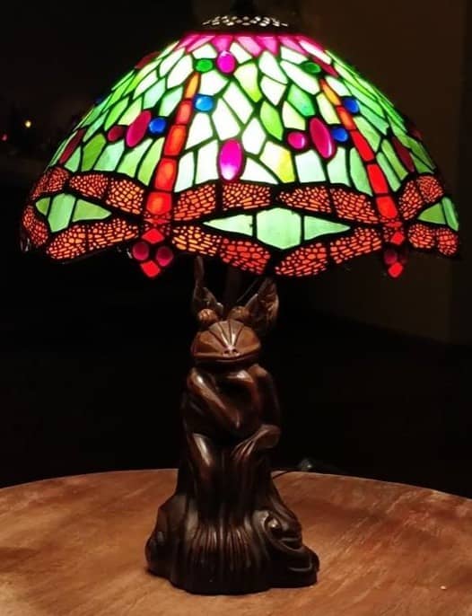 Bijzondere tiffany lampenkap met een kikker als voet in de denker positie